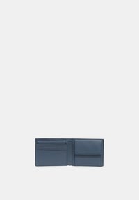 Cartera de cuero azul marino con diseño bifold, que cuenta con múltiples compartimentos para tarjetas y un solo bolsillo, textura suave y minimalismo en el logo.