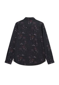 Μακρυμάνικο πουκάμισο από σκούρο ύφασμα με φλοράλ μοτίβο σε μωβ και λευκό. Κλασικό γιακά και κουμπιά στους μανίκους με κυρτή ραφή.