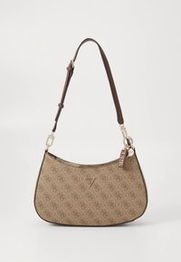 Beigefarbene gemusterte Schultertasche mit geschwungener Form, braunem Schulterriemen, Metallbeschlägen und einem angebrachtem Logo-Anhänger.