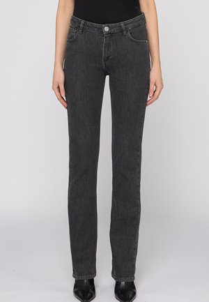 - Jeansy Slim Fit
