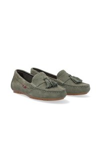 Grüne Wildlederloafer mit Quastenapplikation, Gummisohle und genähten Akzenten. Glatte Textur und niedriges Profil, geeignet für lässige Outfits.