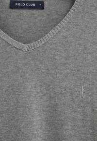 Grauer V-Ausschnitt-Pullover mit "POLO CLUB"-Etikett und kleiner gestickter Figur einer Polo spielenden Person auf der Brust, Größe Medium.