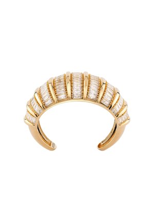 Goldenes Manschettenarmband mit vertikalen klaren rechteckigen Kristallen, die in gleichmäßig verteilten Reihen entlang der oberen Kurve angeordnet sind.