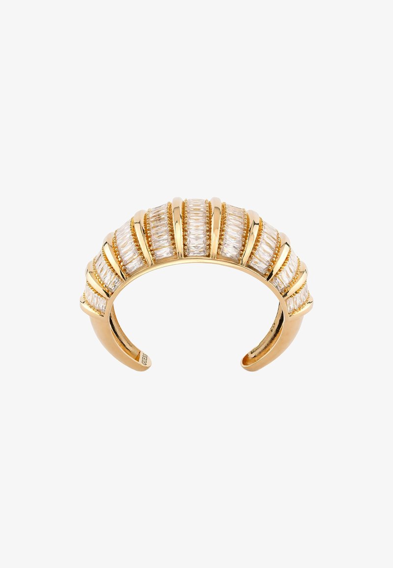 Bracelet manchette en or avec des cristaux rectangulaires transparents verticaux disposés en rangées espacées régulièrement le long de la courbe supérieure.