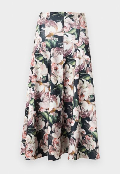 Falda midi floral con fondo negro y grandes estampados de peonías de colores. Diseño con pliegues y dobladillo con una textura suave.