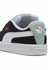 Must musta sneaker, millel on valge nahast küljeriba, sinise ja kollase mustriga kannatugi ning tekstureeritud valge kummitald. Roosa logo detail.