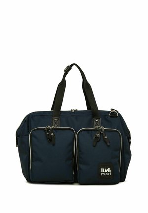 Borsa da viaggio in tessuto navy con due tasche anteriori con cerniera, dettagli neri, maniglie robuste e forma rettangolare. Presenta il logo del marchio sul davanti.