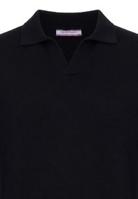 Polo en maille noire avec un col classique et une petite ouverture en V, avec une étiquette Felix Hardy à l'intérieur du col.
