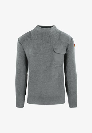 Grauer Strickpullover mit verstärkten Patches an den Schultern und Ellenbogen, Brusttasche auf der rechten Seite und kleiner deutscher Flagge am linken Ärmel.
