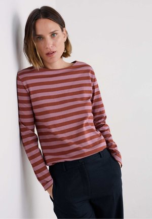 Chemise à manches longues avec des rayures horizontales en rose poussiéreux et bordeaux. Tissu doux, coupe décontractée, encolure ronde, assortie à un pantalon sombre.