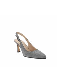 Zapato de tacón gris tipo slingback con punta afilada, parte superior de tela texturizada y tacón de altura media. Presenta un hebilla para un ajuste ajustable.