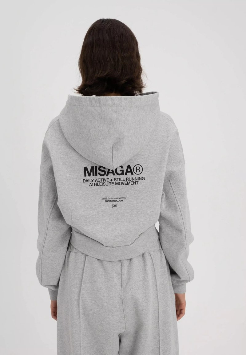 Grijze hoodie met een grote capuchon, elastische boorden en een taillekoord. Voorzien van een zwart tekstlogo op de rug, gemaakt van zachte, gestructureerde stof.