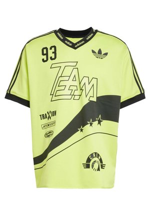 Maglietta sportiva verde lime con accenti neri, caratterizzata da una stampa grafica, scollo rotondo, maniche corte e vari loghi di sponsorizzazione.