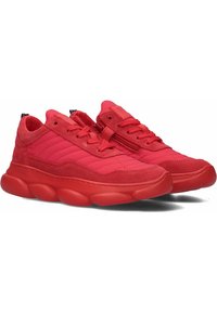 Rode sportieve schoenen met een mix van gladde en gestructureerde panelen, ronde veters en een chunky zool. Inclusief een zijrits voor toegankelijkheid.