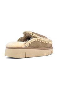 Pantofole in suede beige con cuciture texturizzate, rivestite in pelliccia e una suola spessa color crema. Design aperto sul retro per una facile calzata.