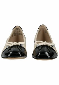 Ballerine nere e beige con punta lucida nera, parte superiore color crema e un fiocco decorativo con dettagli argentati.