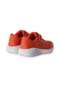 Pomarańczowe buty sportowe z siateczkowym wierzchem i wyściełanym kołnierzem. Białe gumowe podeszwy z ryflowanym wzorem zapewniają przyczepność. Zapięcie na rzep.