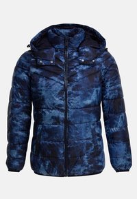 Mørkeblå polstret jakke med tie-dye mønster, lynlås foran, justerbar hætte og to sidelommer. Tekstureret stof med vandrette sømme.