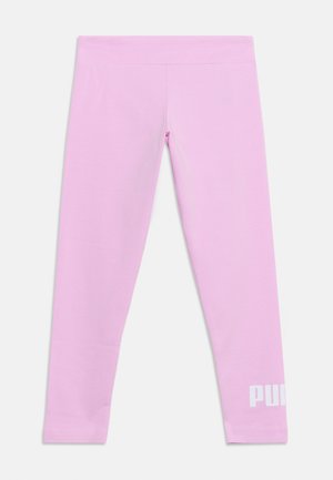Leggings rose clair longueur complète avec une large taille et un texte partiel du logo blanc près de la cheville gauche.