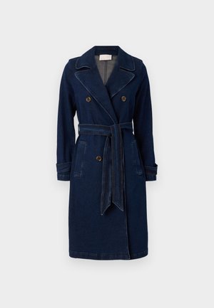 Manteau trench en denim bleu foncé avec un devant double boutonnage, des revers crantés, une ceinture et deux poches avant ; présente des coutures contrastées.