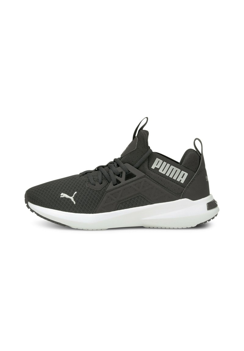Baskets de sport noires avec un dessus en maille texturée, accents synthétiques blancs, logo PUMA sur le côté et semelle rembourrée.
