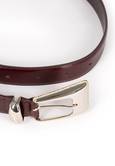 Cintura in pelle bordeaux con fibbia metallica dorata di forma rettangolare e bordo decorativo. Include fori per la regolazione della misura.
