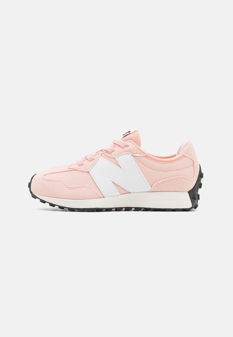 Chaussure de sport rose clair avec un logo "N" blanc, en matériaux en maille et en daim, semelle extérieure en caoutchouc noir et fermeture à lacets. Design à profil bas.