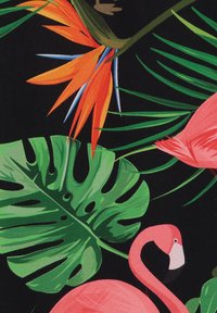 Fenicottero rosa tra foglie verdi tropicali e fiori di uccello del paradiso arancioni su uno sfondo nero.