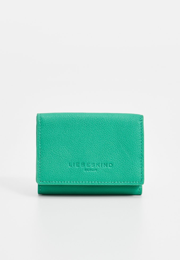 Grünes Lederportemonnaie mit strukturierten Oberflächen. Verfügt über ein Klappdesign und ein geprägtes "LIEBESKIND BERLIN"-Logo auf der Vorderseite.