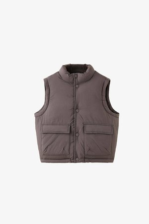 Veste sans manches matelassée marron avec col montant, boutons-pression à l'avant et deux grandes poches à rabat.
