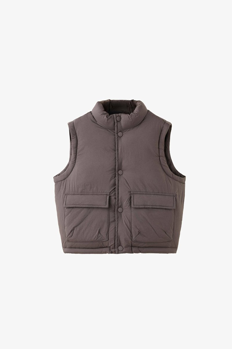 Veste sans manches matelassée marron avec col montant, boutons-pression à l'avant et deux grandes poches à rabat.