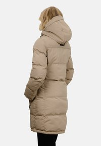 Beige dunjakke med hette, med quiltet padding, sidelommer og midtlengde design. Glatt tekstur og enkel estetikk.