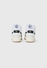 En duo av hvite høye sneakers med svarte striper og gull Puma-logoer, sett fra baksiden på en enkel hvit bakgrunn.