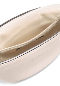 Beige Lederbeutel mit strukturierter Oberfläche, Reißverschluss und beigem Innenraum mit einem Einschubfach. Branding auf der Außenseite geprägt.