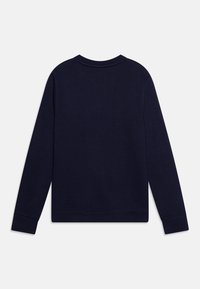 Felpa a maniche lunghe blu navy, colletto rotondo, polsini e orlo a costine, texture liscia, design minimalista, senza loghi o motivi visibili.