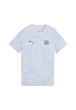 Lichtblauw Manchester City voetbalshirt met subtiele cirkelvormige patronen, Puma-logo op de rechterborst en clubwapen op de linkerborst.