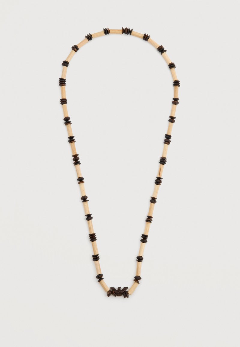 Κολιέ με εναλλασσόμενους μπεζ κυλινδρικούς και σκούρους στρογγυλούς χάντρες, με σκούρο κούμπωμα, που παρουσιάζεται σε απλό λευκό φόντο.