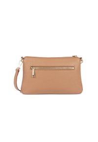 Borsa a mano in pelle tan con superficie texturizzata, dotata di una tasca con zip frontale e una tracolla removibile. Inclusi dettagli in metallo color oro.