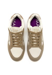 Zapatillas beige y crema con cuero texturizado y ante. Las características incluyen cordones, plantillas acolchadas y una marca en la lengüeta.