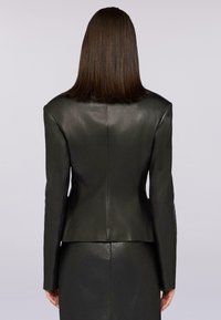 Schwarze Lederjacke mit strukturierten Schultern, tailliertem Design und glatter Textur, von hinten betrachtet. Nähte sind sichtbar.