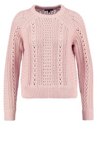 Pull en tricot rose avec un col rond, présentant des motifs ajourés et des poignets et un ourlet côtelés. Coupe classique avec une finition texturée.