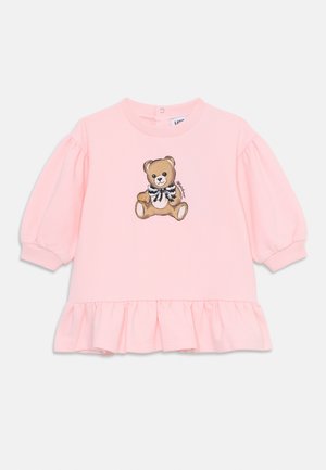 Vestido rosa de manga comprida com decote redondo, apresentando uma bainha com babados e um gráfico bordado de um urso na frente. Material de algodão.