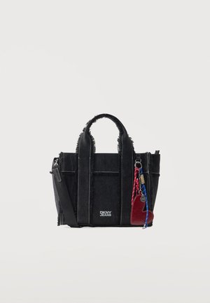 Sac à main noir DKNY Jeans avec double poignée, bandoulière amovible et porte-clés en forme de cœur rouge sur fond blanc.