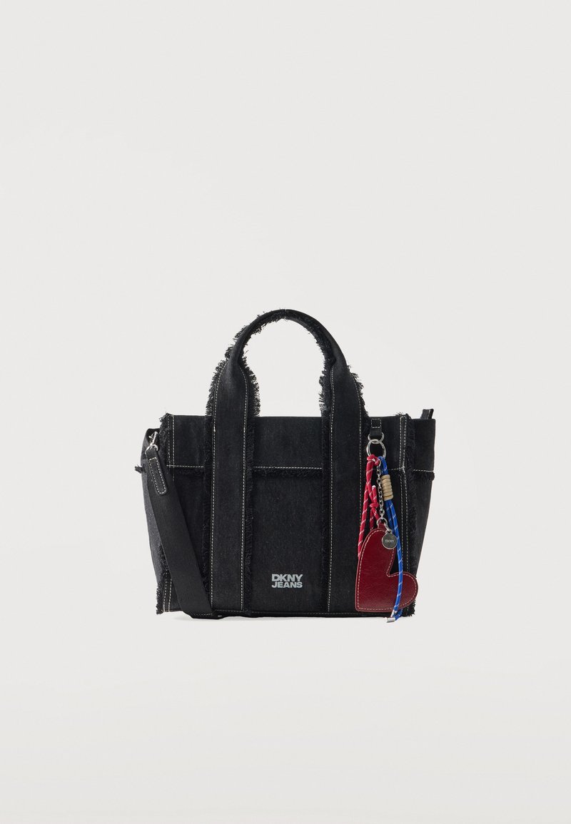 Sac à main noir DKNY Jeans avec double poignée, bandoulière amovible et porte-clés en forme de cœur rouge sur fond blanc.