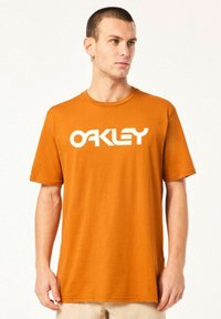 Oakley MARK TEE  - Camiseta estampada - ginger