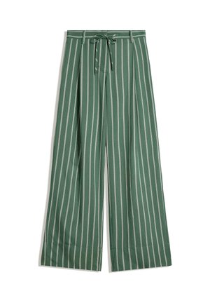 Pantaloni larghi verdi con strisce verticali bianche, dotati di chiusura con cintura annodata, pieghe e un tessuto liscio e leggero.