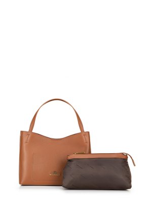 Borsa a spalla in pelle color tan con un design strutturato e una finitura testurizzata, accompagnata da una pochette marrone con zip caratterizzata da un motivo.