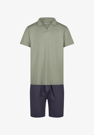 Completo da uomo composto da una polo a maniche corte verde oliva e pantaloni corti blu navy. La polo presenta un design a scollo a V; pantaloni corti con vita elastica.