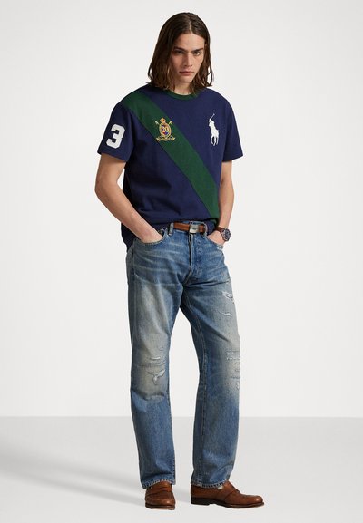 Polo Ralph Lauren CUSTOM SLIM FIT 20TH ANNIVERSARY T-SHIRT - Marškinėliai su spaudiniu - newport navy/vintage pine