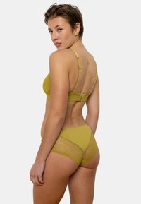 Soutien-gorge en dentelle vert olive et culotte hipster assortie, ornés de motifs floraux et de bretelles réglables. Tissu doux avec des accents en dentelle.